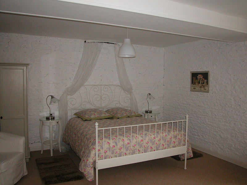 locsaisonniere-manoirdelaize-grange-chambre2.jpg