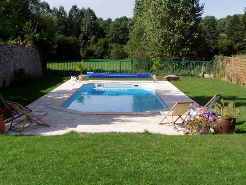 locsaisonnierre-manoirdelaize_fontainelepin_piscine.jpg