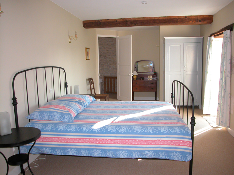 locsaisonnierre-manoirdelaize_fontainelepin_chambre.jpg